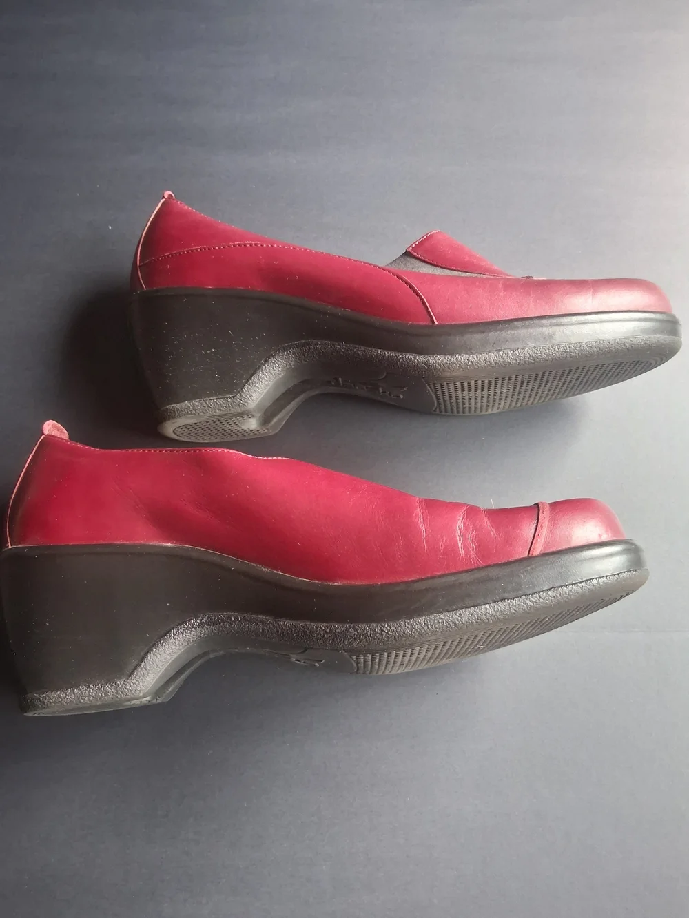 Dansko Burgundy/Black Leather Wedge Slip-On Shoes Size 7.5